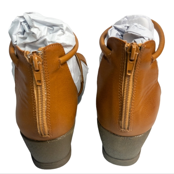 Journee Collection Trayle Wedge Sandal Brown 8.5 - Picture 11 of 12